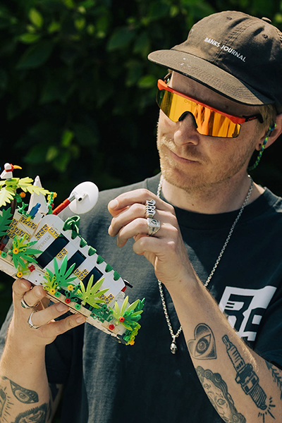 تألق بجرأة مع نسخة LEGO من حذاء Superstar